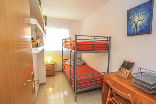 カンブリルスにあるPort Marino Litoral Costa Dorada - ONLY FAMILIESの二段ベッド2台、デスクが備わる客室です。