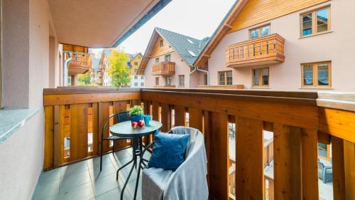 a balcony with a table and chairs on it at Apartament Szept Lasu - z prywatnym parkingiem - Space Apart in Karpacz