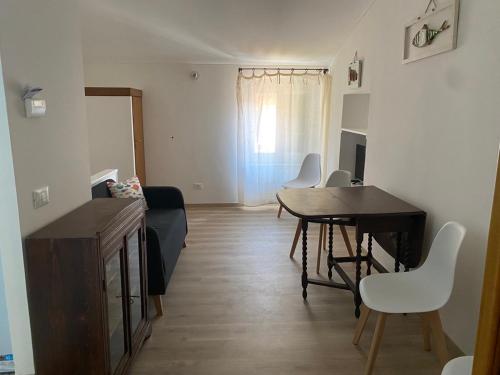 een kleine woonkamer met een tafel en stoelen bij La Casetta in Lerici