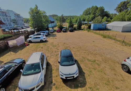 a group of cars parked in a parking lot at Noce i dnie in Białogóra