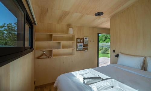 1 dormitorio con 1 cama, ventana y TV en KOKONI K-BANES POSEES en Arette