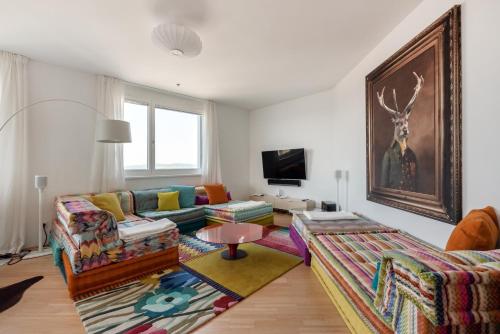 uma sala de estar com um sofá e uma mesa em Luxus über den Wolken, 18. Stock mit Klimaanlage und Garage em Viena