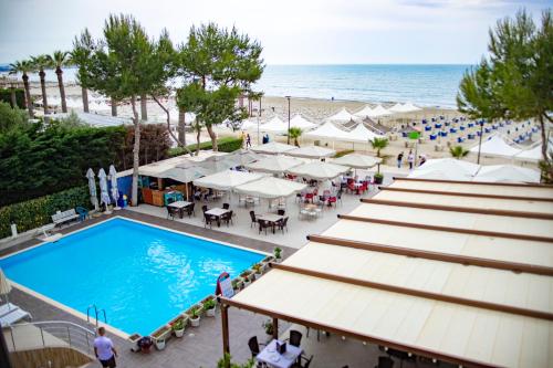 - Vistas a la piscina y a la playa con sombrillas en Hotel Oaz, en Golem