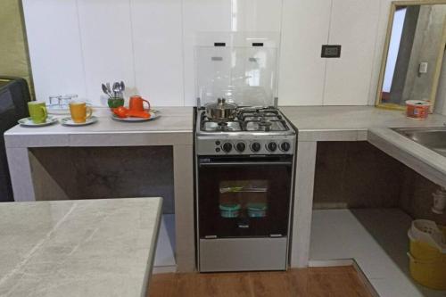 a kitchen with a stove and a counter top at Vicus 3 habitaciones junin 263 barrio norte Piura in Piura