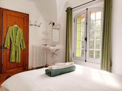 sypialnia z łóżkiem, umywalką i oknem w obiekcie Le Manoir du Cerf w mieście Gaillon