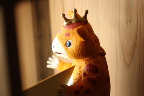 a stuffed giraffe with a crown on its head at 帝塚山忍者屋敷 in Osaka