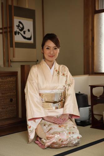 a woman in a kimono sitting on the floor at 帝塚山忍者屋敷 in Osaka