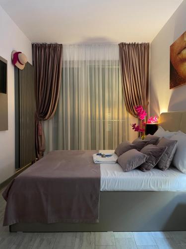 sypialnia z dużym łóżkiem przed oknem w obiekcie Mamaia Nord - Apartament Beach Resort w mieście Năvodari