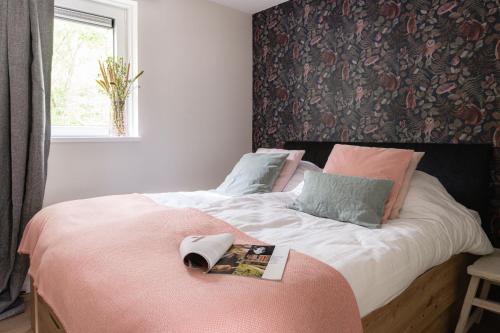 En eller flere senge i et værelse på Luxe Vakantiehuis Ruwe Iep Veluwe