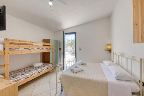 1 dormitorio con 2 literas y balcón en Eliados - Bungalow 4 en Diso