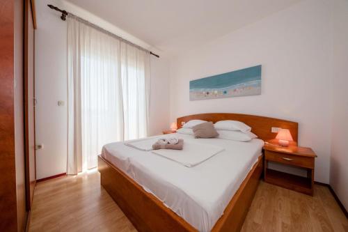 Postel nebo postele na pokoji v ubytování Apartments in Supetarska Draga with sea view, terrace, air conditioning, WiFi 4551-1 and 4551-2