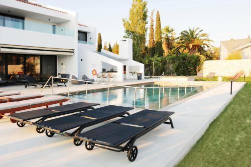 Πισίνα στο ή κοντά στο Maison A Rhodes with 66m2 heated pool on a 4800m2 plot