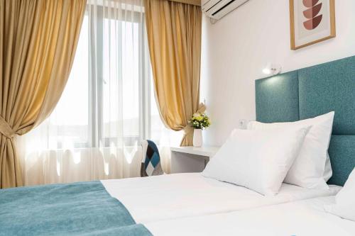 Habitación de hotel con cama y ventana en Електра Апарт Бургас Electra Apart Burgas Elektra Bourgas en Burgas