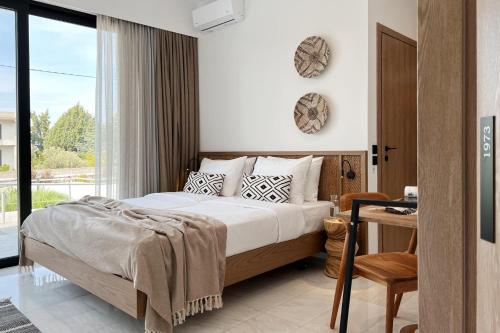 Ένα ή περισσότερα κρεβάτια σε δωμάτιο στο Maison A Rhodes with 66m2 heated pool on a 4800m2 plot