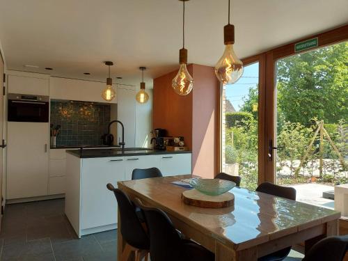une cuisine avec une table en bois et une salle à manger dans l'établissement In 't Wiel Oudenaarde, à Audenarde
