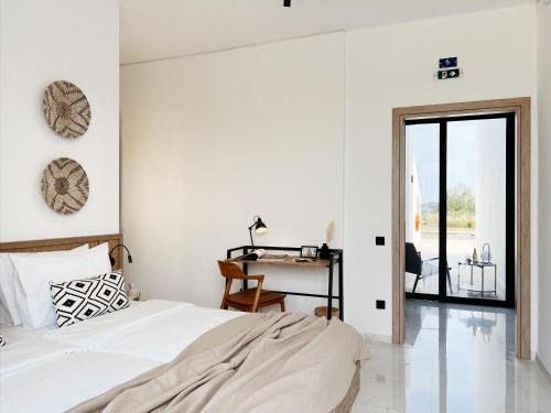 Ένα ή περισσότερα κρεβάτια σε δωμάτιο στο Maison A Rhodes with 66m2 heated pool on a 4800m2 plot