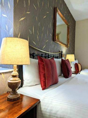 Katil atau katil-katil dalam bilik di Brookside Hotel & Restaurant ,Suitable for Solo Travelers Couples Educational Groups & Families welcome