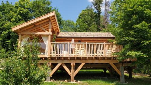 Κήπος έξω από το La Cabane du Domaine des Ecus d'Or