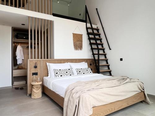 Ένα ή περισσότερα κρεβάτια σε δωμάτιο στο Maison A Rhodes with 66m2 heated pool on a 4800m2 plot