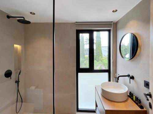 Ένα μπάνιο στο Maison A Rhodes with 66m2 heated pool on a 4800m2 plot