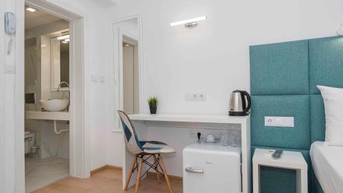 Un dormitorio con una cama, un escritorio y una silla. en Електра Апарт Бургас Electra Apart Burgas Elektra Bourgas, en Burgas