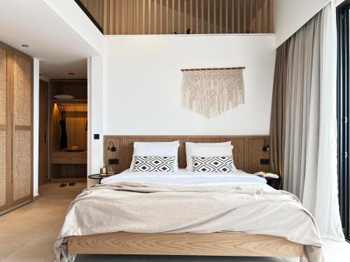 Ένα ή περισσότερα κρεβάτια σε δωμάτιο στο Maison A Rhodes with 66m2 heated pool on a 4800m2 plot