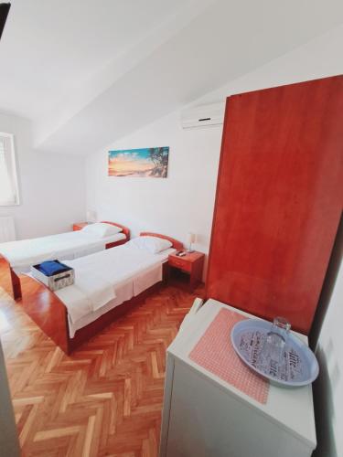 Postel nebo postele na pokoji v ubytování Guesthouse Varnica