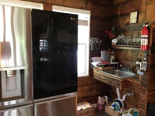 een keuken met een roestvrijstalen koelkast en een wastafel bij heather house in Nokesville
