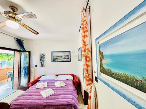 Schlafzimmer mit einem Bett und Meerblick in der Unterkunft Flora Apartment - 100 metri dal Lago di Garda - Piscina in Sirmione