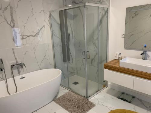 La salle de bains est pourvue d'une douche, d'une baignoire et d'un lavabo. dans l'établissement Casa do Til, central Funchal, à Funchal
