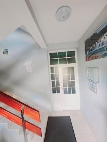 Μια τηλεόραση ή/και κέντρο ψυχαγωγίας στο Guesthouse Varnica