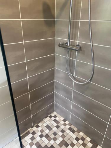 une douche avec un tuyau dans une salle de bain dans l'établissement Chambre moderne 24h du Mans 10 min du circuit SDB privative, à Laigné-en-Belin