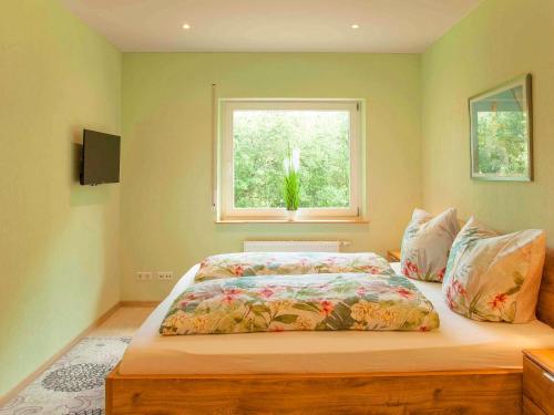 - une chambre avec un grand lit et une fenêtre dans l'établissement Ferienhaus Maring, à Maring-Noviand