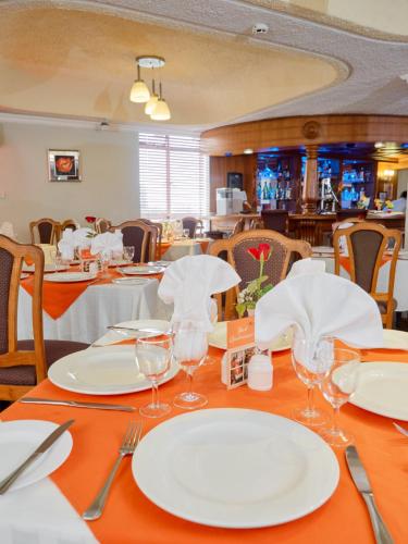 Gold Crest Hotelにあるレストランまたは飲食店