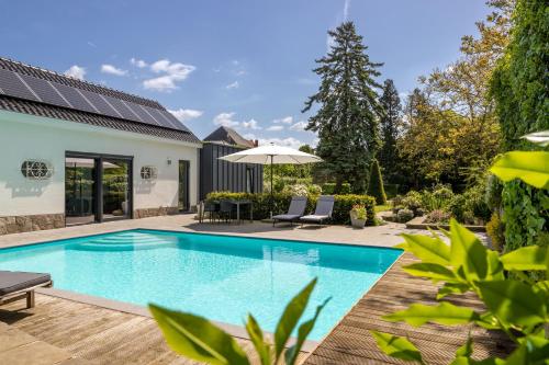 a swimming pool in the backyard of a house at B&B Tannerie in Balen