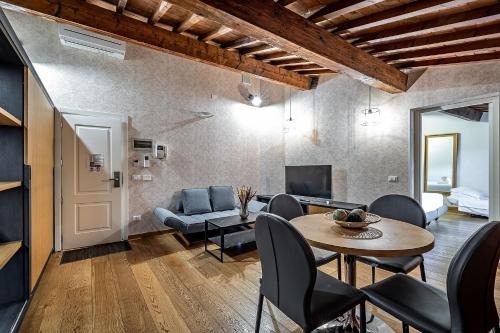 a living room with a table and chairs at Martelli 6 Suite & Apartments in Florence