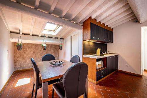 a kitchen and dining room with a table and chairs at Martelli 6 Suite & Apartments in Florence