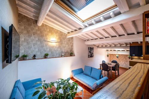a living room with blue couches and a table at Martelli 6 Suite & Apartments in Florence