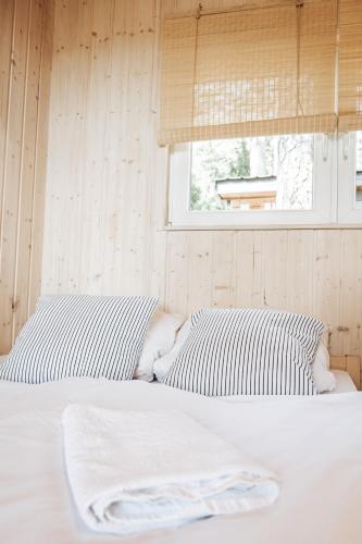 Ένα ή περισσότερα κρεβάτια σε δωμάτιο στο Forest House Augustów