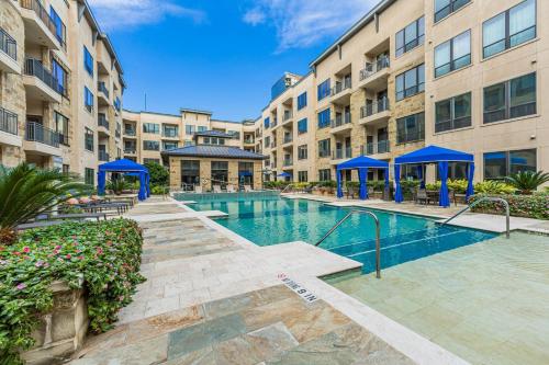 una imagen de una piscina en un edificio de apartamentos en Urban Oasis Your Perfect Getaway in the Heart of Downtown! en Houston