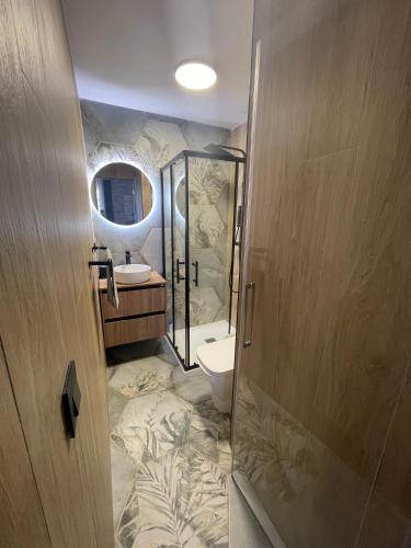 a bathroom with a toilet and a sink and a mirror at BALCON PLAYA Y PARKING Puerta Mar PONDOS in Almuñécar