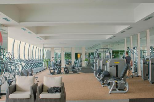 einen Fitnessraum mit Laufbändern und Stühlen und Personen darin in der Unterkunft M City 2 DUPLEX BEDROOM KLCC in Kuala Lumpur