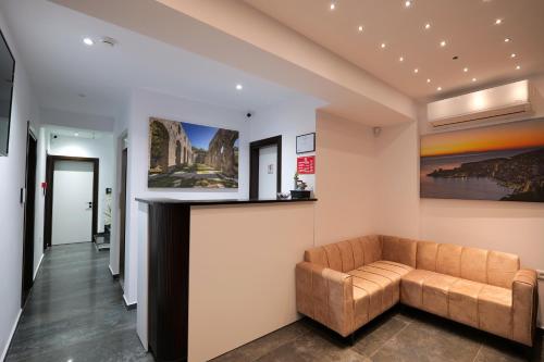 sala de estar con sofá y bar en ADORA's VIEW HOTEL, en Sarandë