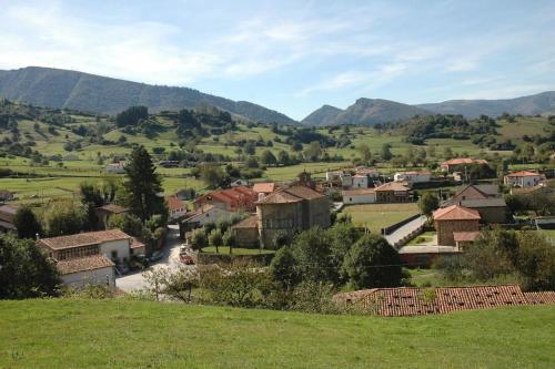 a small village in a green valley with mountains at LA CASUCA in Silió