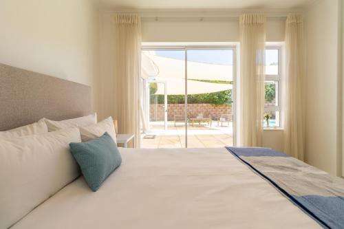 Postel nebo postele na pokoji v ubytování Ocean Villa - Pool & Fireplace