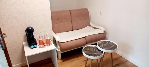 Habitación pequeña con silla marrón y espejo. en Carmen apartman en Brčko
