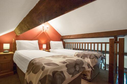 מיטה או מיטות בחדר ב-The Coppermines Mountain Cottages - Carpenters, Millrace, Pelton Wheel, Sleeps 14