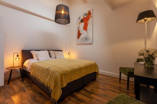 um quarto com uma cama e uma mesa em Peulenstraat 224 em Hardinxveld-Giessendam