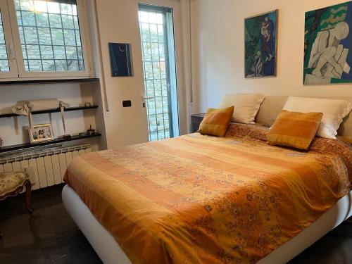 Tempat tidur dalam kamar di Liguria Holidays - LA CASA DEI DELFINI