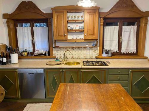 Een keuken of kitchenette bij Casa incantevole di Montagna con vista mozzafiato